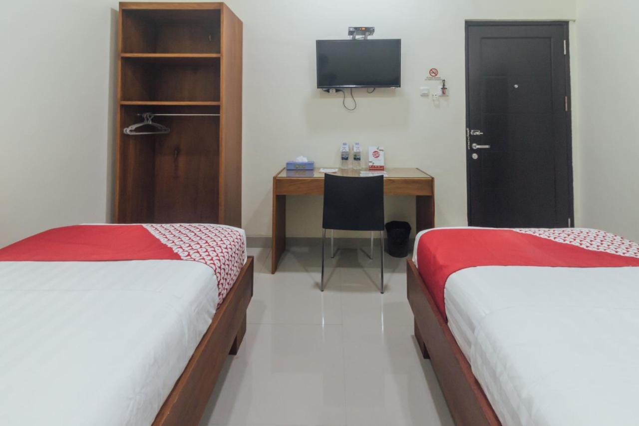 Clean & Comfort Homestay Ambon Exterior photo
